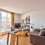 Two Rooms Comfortable And Bright With Balcony